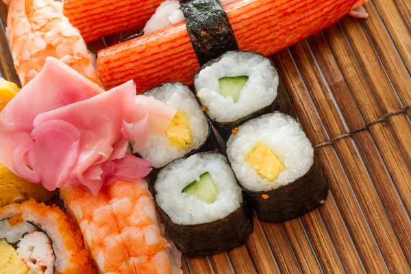 Délicieux rouleaux de sushis frais — Photo