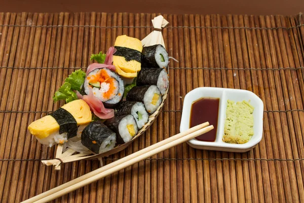 Yummy Fresh Sushi rolos — Fotografia de Stock