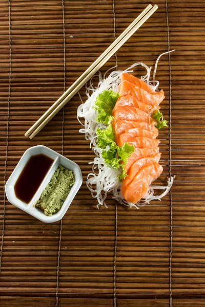 Sashimi de saumon cru tranché — Photo