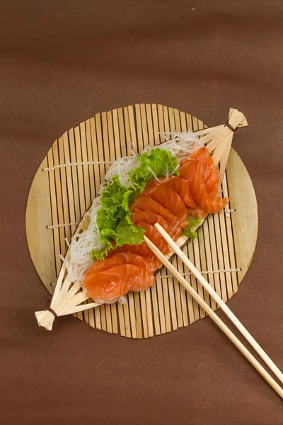 Sashimi de salmão cru fatiado — Fotografia de Stock