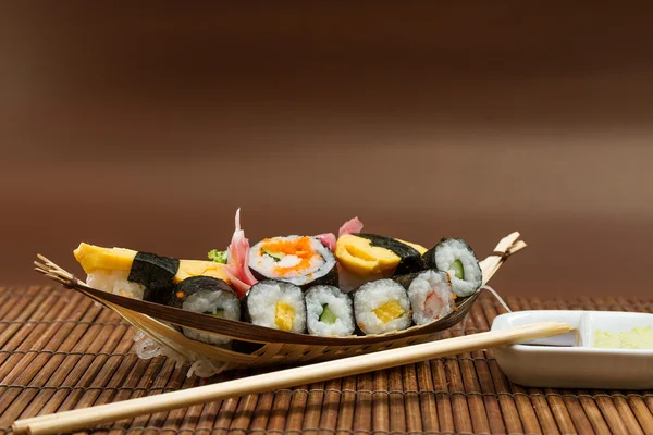 Leckere frische Sushi-Brötchen — Stockfoto