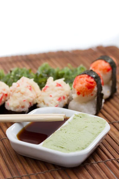 Leckere frische Sushi-Brötchen — Stockfoto