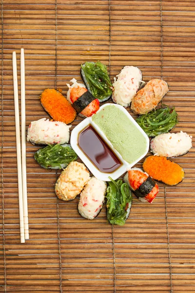 Yummy färsk sushi rullar — Stockfoto