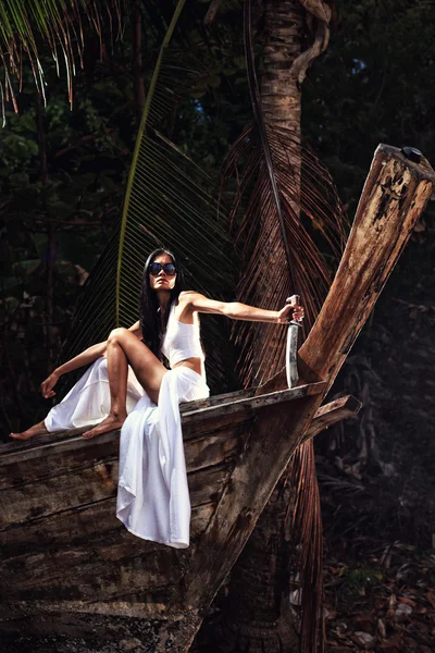 ナイフを保持している木製のボート上の女性 — ストック写真