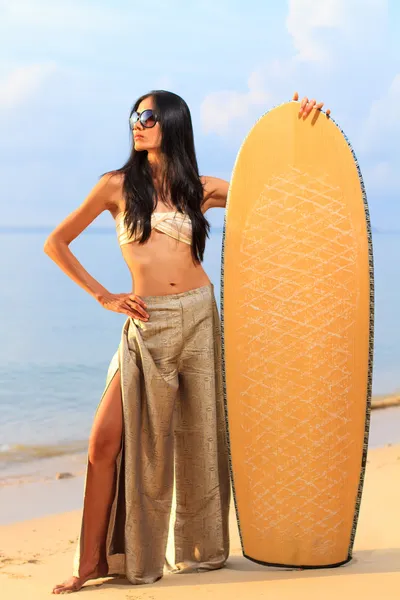 Ázsiai nő tartja a surf fórumon — Stock Fotó