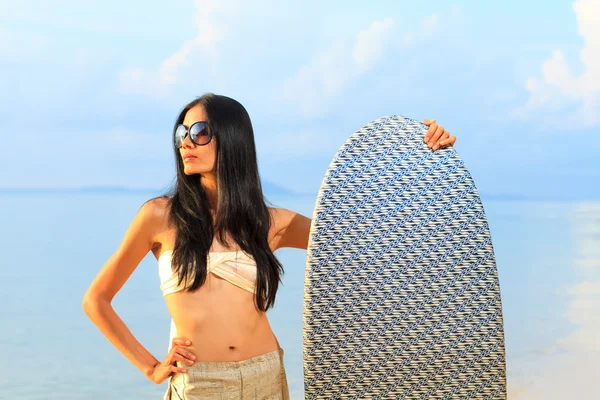 Asiatico donna holding un surf bordo — Foto Stock