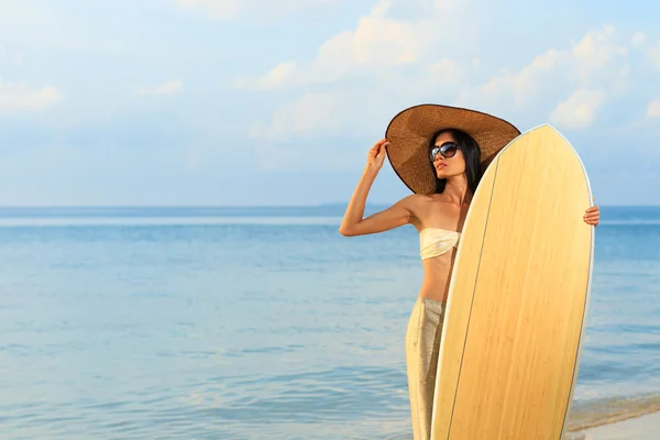 Asian woman holding a surf board — Stock Photo, Image