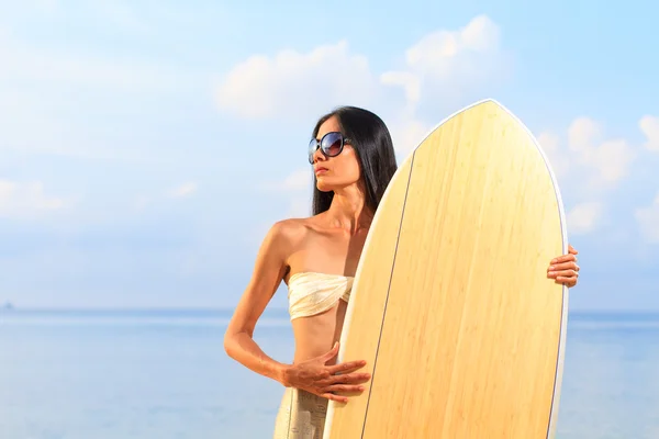 Asiática mulher segurando um surf board — Fotografia de Stock