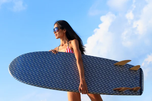 Mujer asiática sosteniendo un surf tablero —  Fotos de Stock