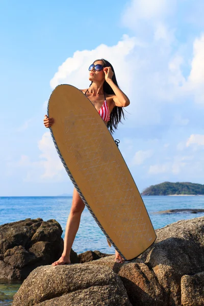 Asian woman holding a surf board — Stock Photo, Image