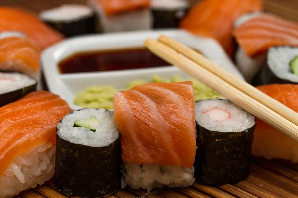 Deliciosos rollos de Sushi Fresco —  Fotos de Stock