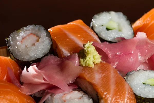 Délicieux rouleaux de sushis frais — Photo