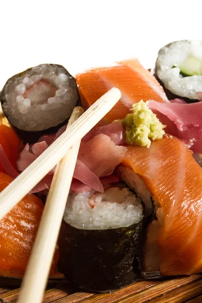 Délicieux rouleaux de sushis frais — Photo