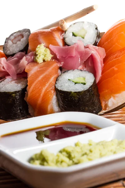 Délicieux rouleaux de sushis frais — Photo