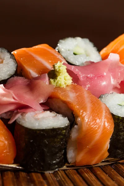 Délicieux rouleaux de sushis frais — Photo