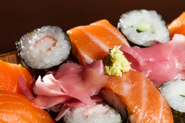Pyszne świeże sushi rolki — Zdjęcie stockowe