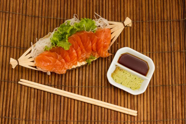 Sashimi de salmão cru fatiado — Fotografia de Stock