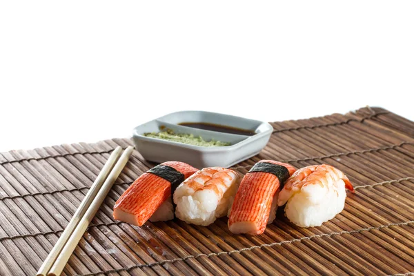 Leckere frische Sushi-Brötchen — Stockfoto