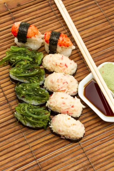 Leckere frische Sushi-Brötchen — Stockfoto