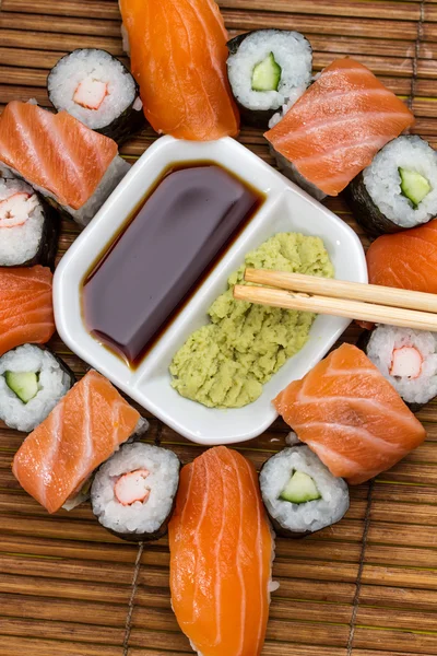 Délicieux rouleaux de sushis frais — Photo