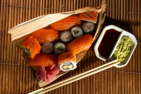 Délicieux rouleaux de sushis frais — Photo