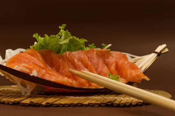 Sashimi de salmão cru fatiado — Fotografia de Stock