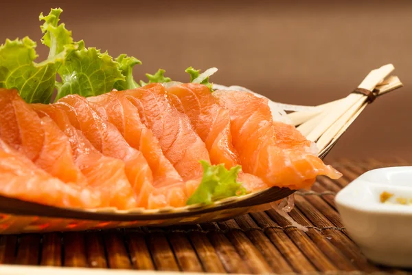 Sashimi de salmão cru fatiado — Fotografia de Stock