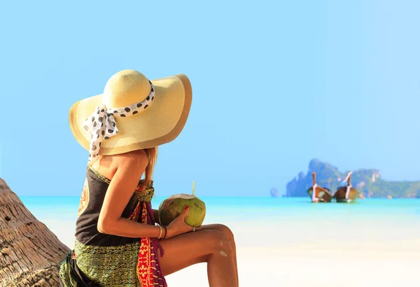 phi phi bir Hindistan cevizi ağacı üzerinde oturan kadın