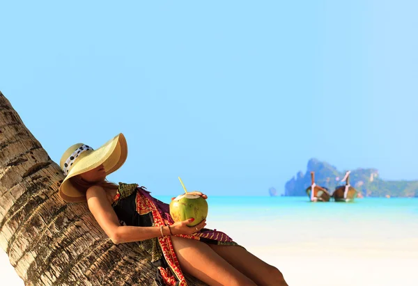 坐在皮皮岛上的椰子树上的女人 — 图库照片