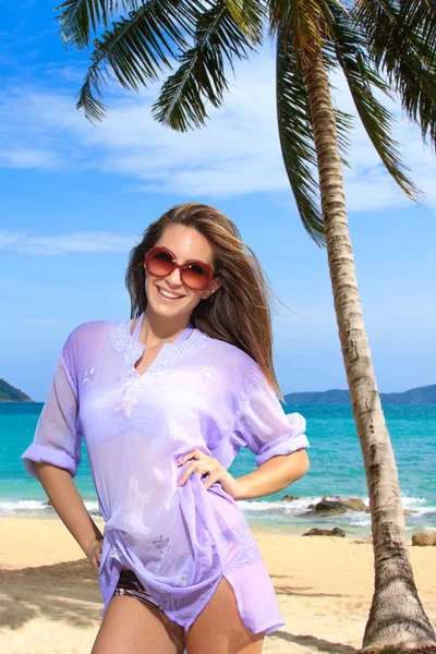 Hermosa mujer en la playa. —  Fotos de Stock