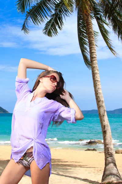 Bella donna sulla spiaggia. — Foto Stock