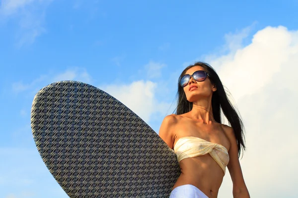 Retrato de uma mulher asiática segurando um surf board — Fotografia de Stock