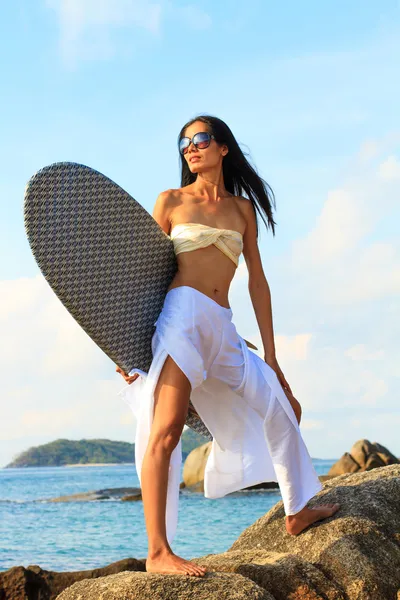 Portrait of an asian woman holding a surf board — Stock Photo, Image