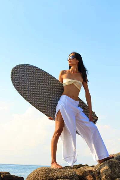 Retrato de una mujer asiática sosteniendo una tabla de surf —  Fotos de Stock