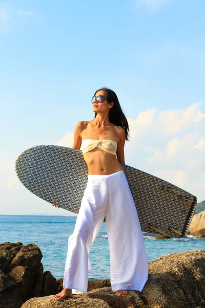Porträtt av en asiatisk kvinna som håller en surfbräda — Stockfoto