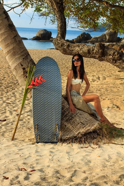 Bir sörf tahtası ile Asyalı bir kadın portresi — Stok fotoğraf