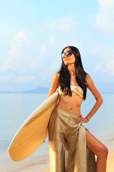 Porträt einer asiatischen Frau mit einem Surfbrett — Stockfoto