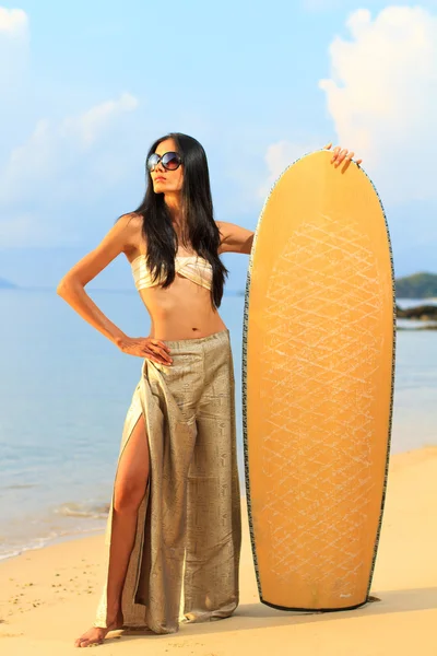 Portrait of an asian woman holding a surf board — Stock Photo, Image