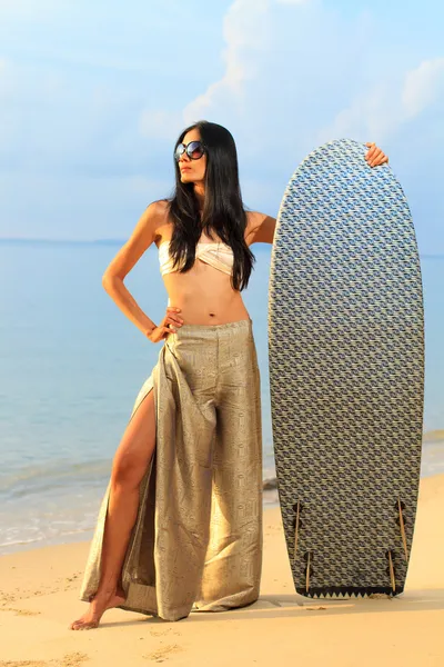 서핑 보드를 들고 하는 아시아 여자의 초상화 — 스톡 사진