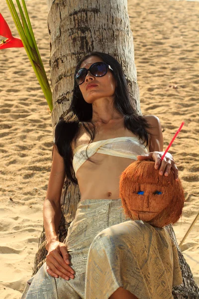 थाईलैंड में समुद्र तट पर एक नारियल पेड़ पर महिला — स्टॉक फ़ोटो, इमेज
