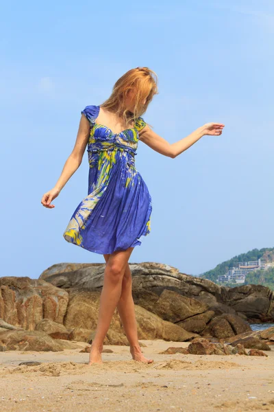 Model op het strand in thailand — Stockfoto