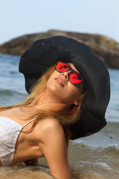 Mooie vrouw op het strand. — Stockfoto