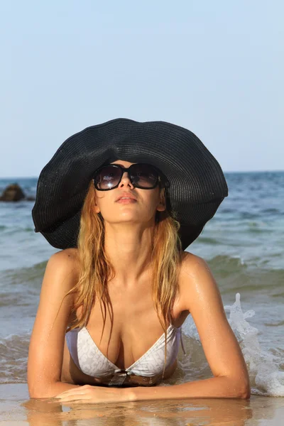 Όμορφη γυναίκα στην παραλία. — Φωτογραφία Αρχείου