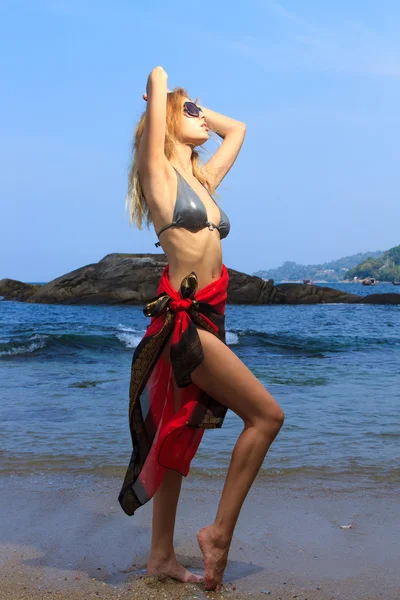 Mujer en sarong en la playa —  Fotos de Stock