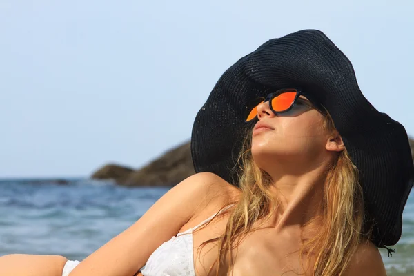 Vrouw op het strand — Stockfoto