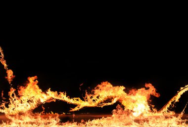 siyah arka plan üzerine alevler