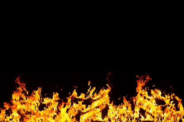 Vlammen op zwarte achtergrond — Stockfoto