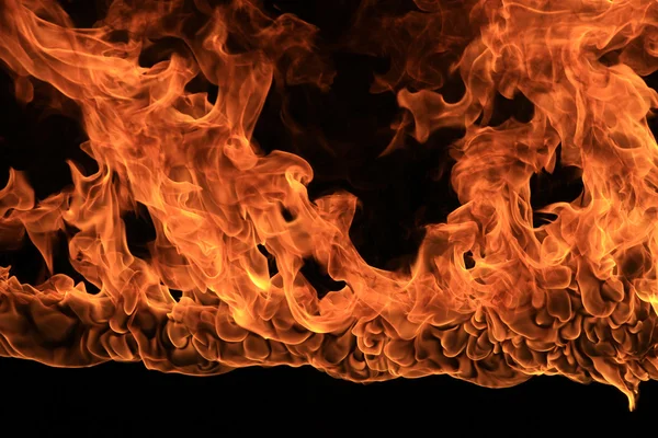 Lodernde Flammen auf schwarzem Hintergrund — Stockfoto