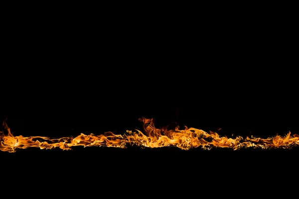 Lodernde Flammen auf schwarzem Hintergrund — Stockfoto