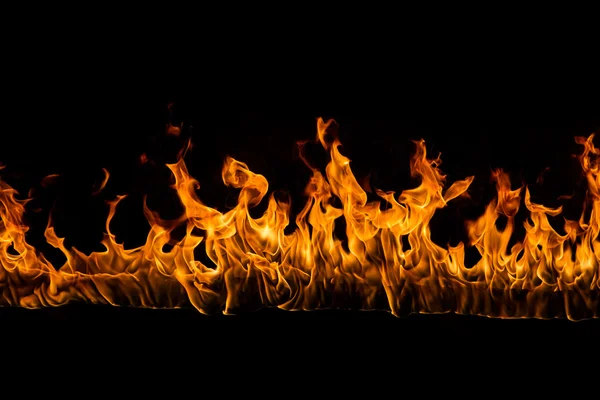 siyah arka plan üzerine alev alev yanan alevler